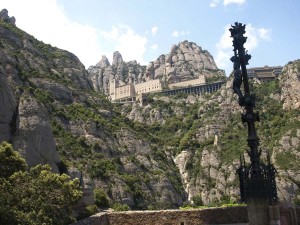El monasterio visto desde el camino de la Santa Cueva